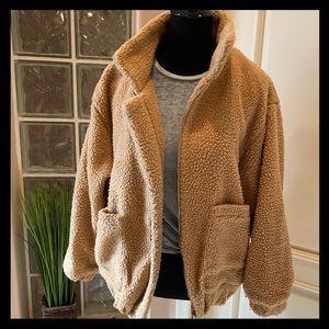 Gently loved front zip fuzzy jacket w/pockets tan